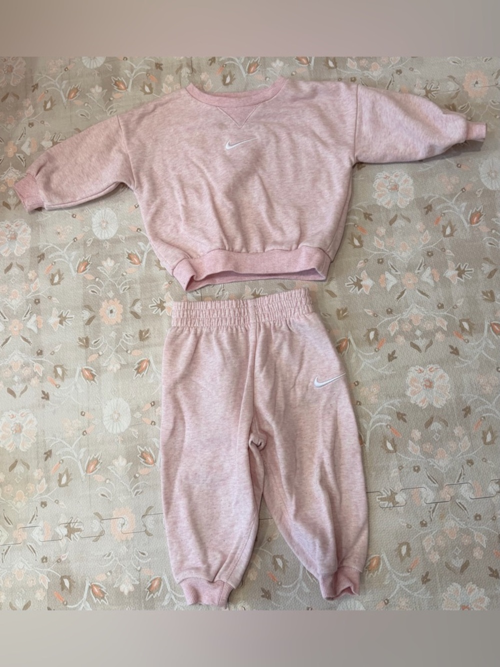 Nike Sweatshirt & Joggers Set